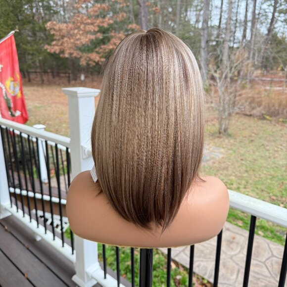 Blonde wig with brown highlights and tips, bang wig, throw on and go wig - Picture 3 of 4